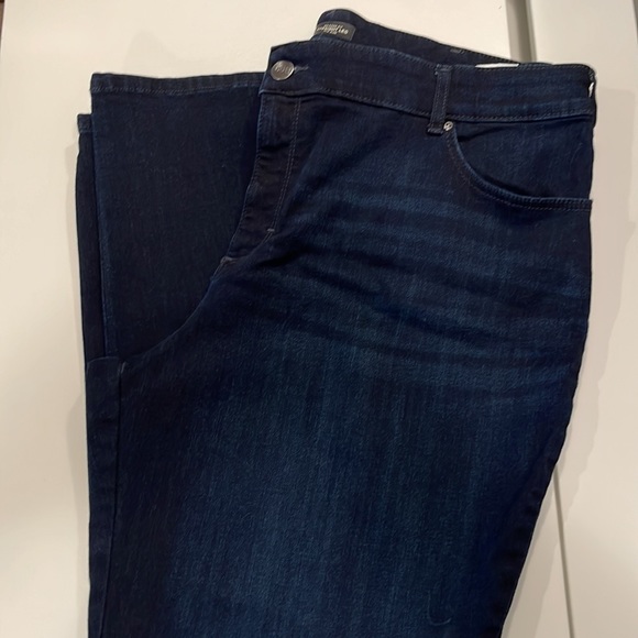 NWOT Lee relaxed fit straight leg mid rise dark wash size 22W - Picture 4 of 6